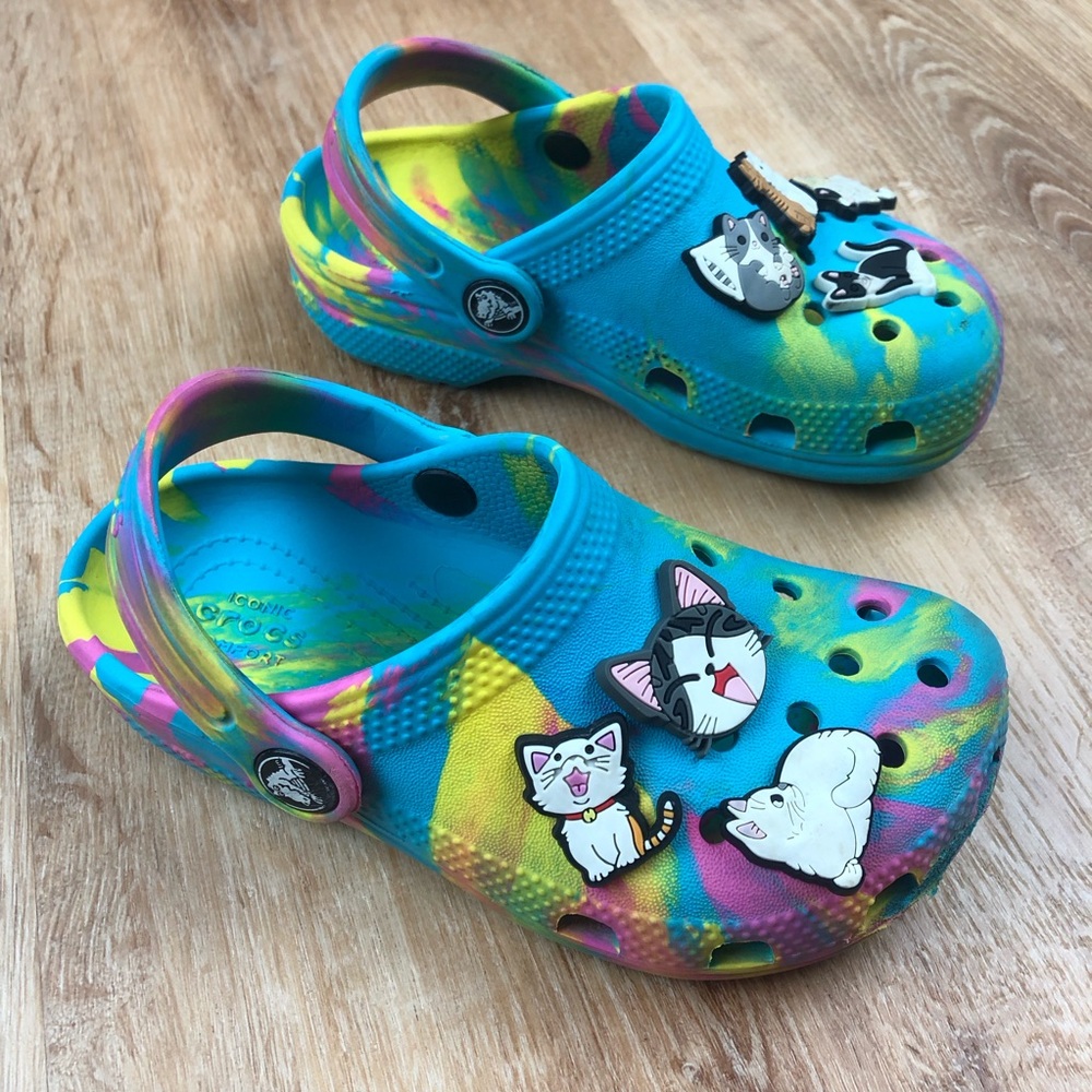 CROCS Kids Colorful Marbled Tie Dye  Clogs with Fun Cat Charms